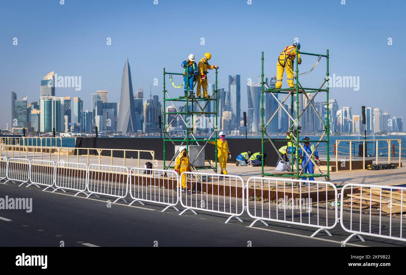16.11.2022, Doha Katar Qatar Bauarbeiter auf der Fanmeile vor der West Bay  Doha 3 days before the city hosts the Fifa World Cup 2022  Foto: Moritz Mü Stock Photo