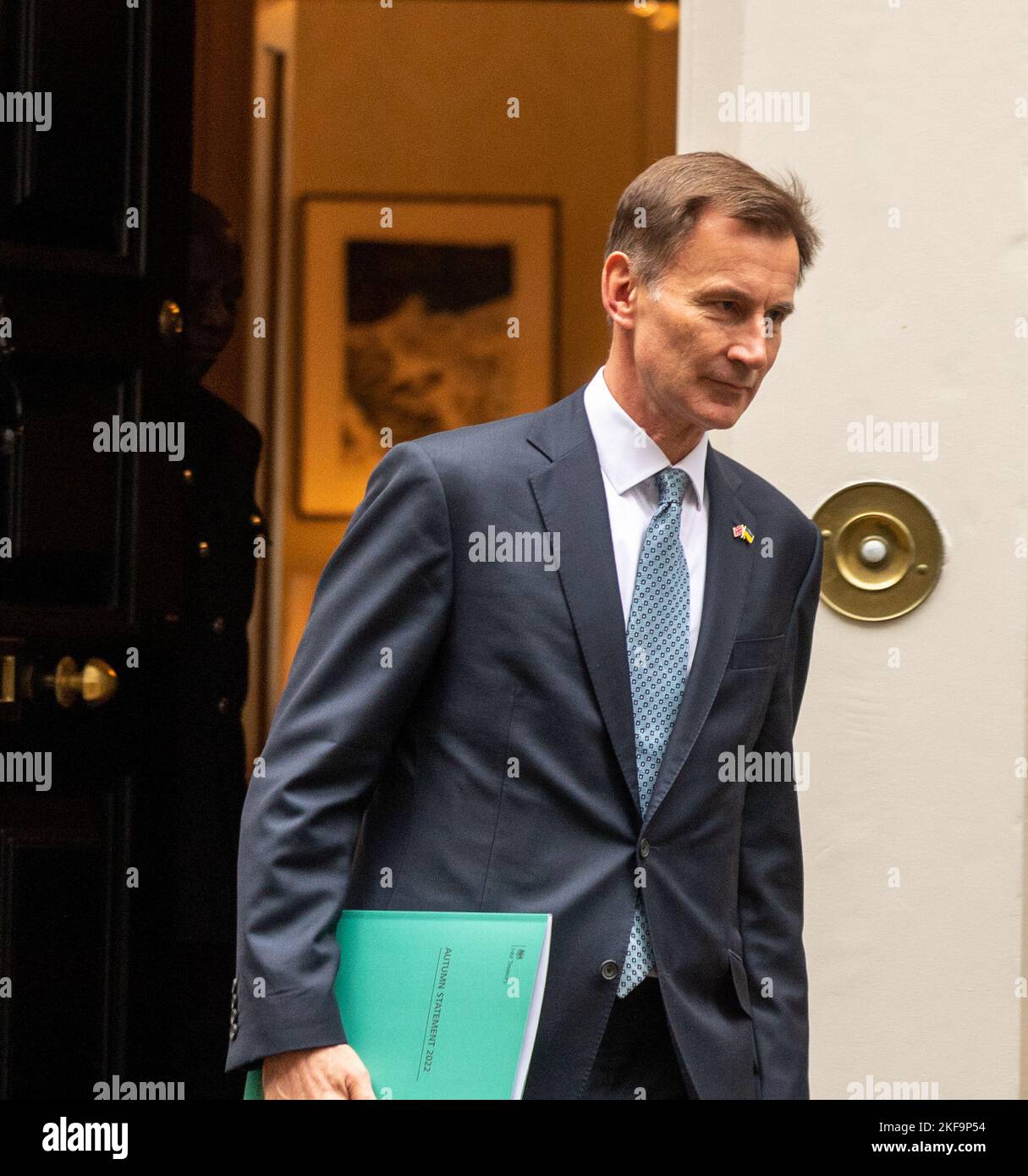 London, UK. 17th Nov, 2022. Jeremy Hunt, Chancellor of the Exchequer, departs 11 Downing Street for his autumn statement Credit: Ian Davidson/Alamy Live News Stock Photo