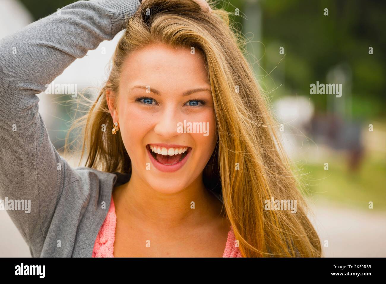 Outdoor portrait of a happy and beautiful teenage girl Stock Photo - Alamy