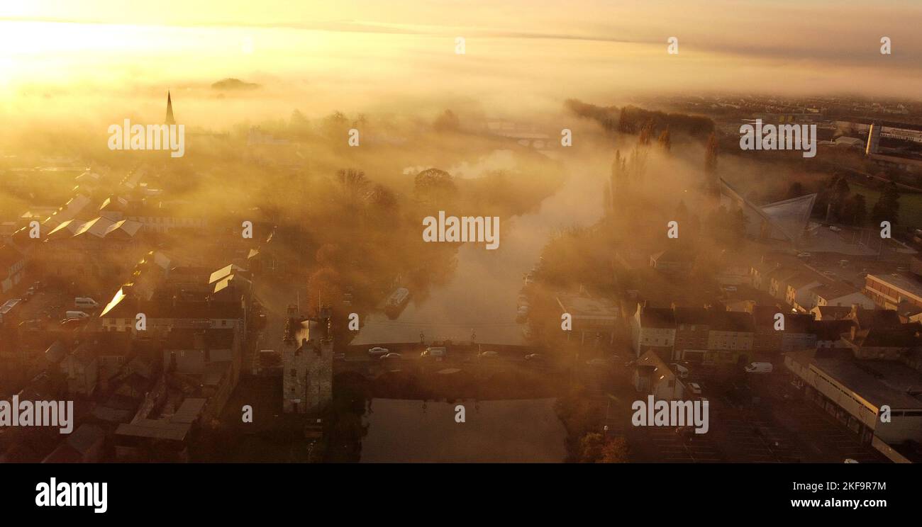 Early morning fog lifts from the River Barrow at Athy in Co Kildare. Picture date: Thursday November 17, 2022. Stock Photo