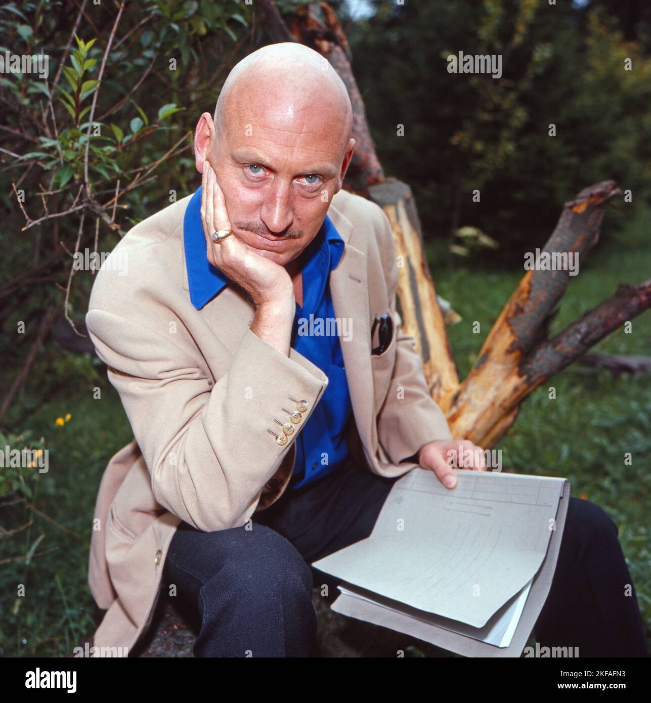 Karl Lieffen, deutscher Bühnen-, Fernseh- und Filmschauspieler, lernt ...