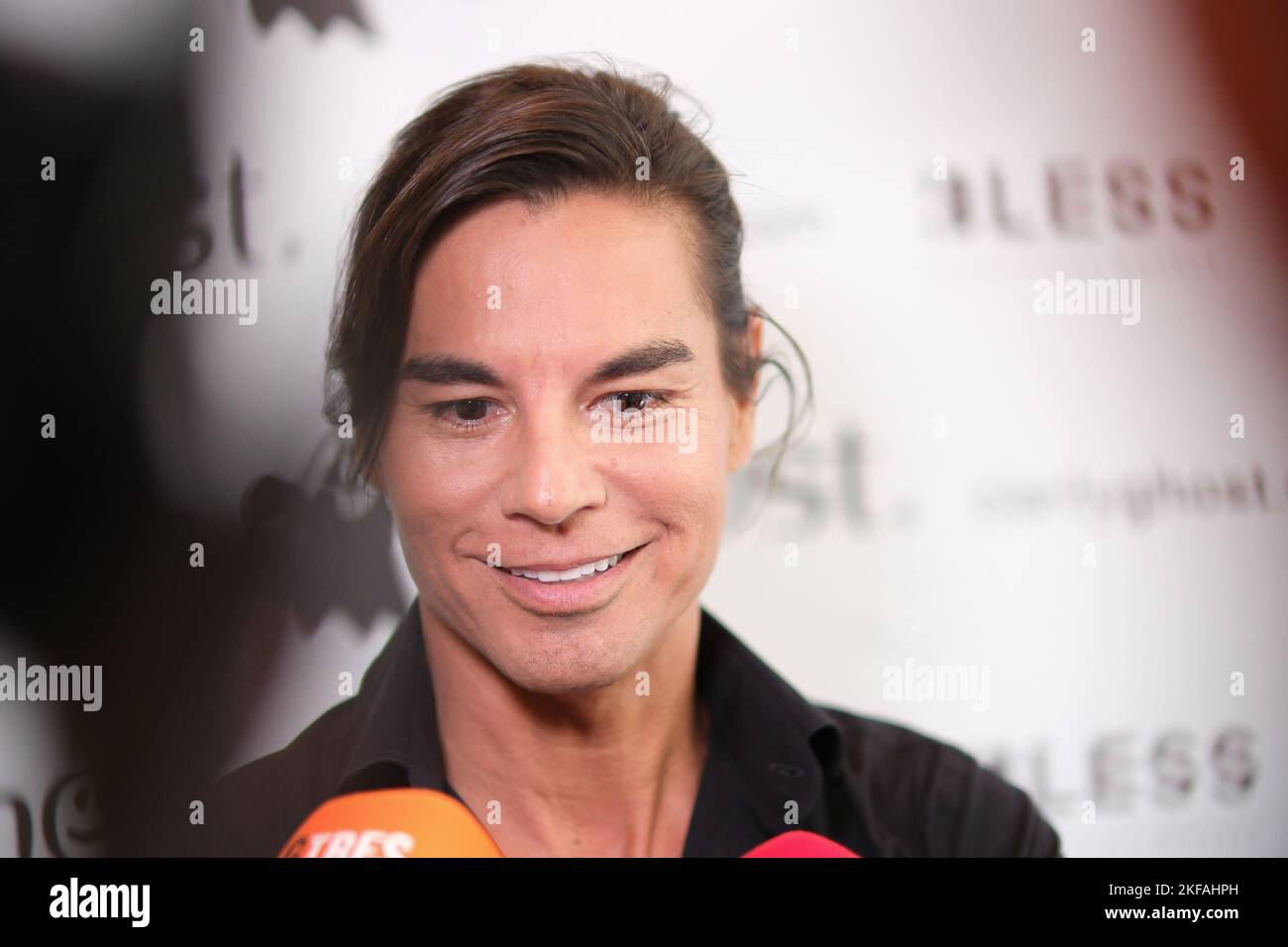 Julio Iglesias next to his sons Enrique and Julio Jose in Hawai In News  Photo - Getty Images