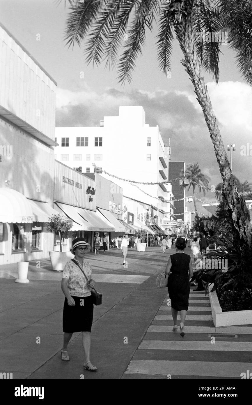 Frauen auf der Lincoln Road in Miami Beach, Florida, USA 1965. Women on Lincoln Road in Miami Beach, Florida, USA 1965. Stock Photo