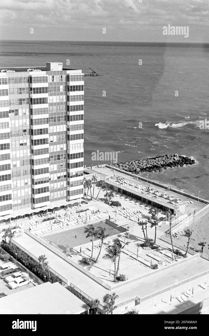 Hotelpool am Strand in Miami Beach, Florida, USA 1965. Hotel pool on the beach in Miami Beach, Florida, USA 1965. Stock Photo