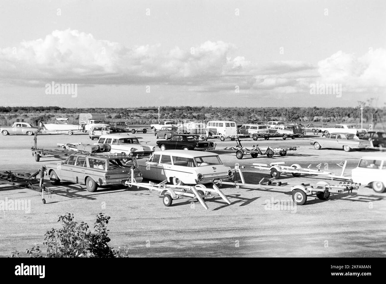 Autos mit Bootsanhängern im Oleta River State Park, Miami, Florida, USA 1965. Cars with boat trailers at Oleta River State Park, Miami, Florida, USA 1965. Stock Photo