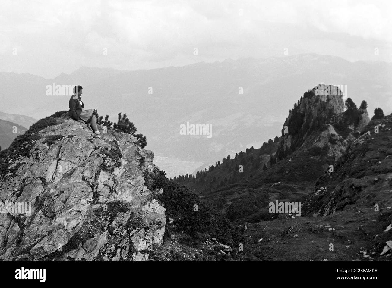 Frau Andres beim Wandern mit Ausblick im Zillertal, Tirol, 1970. Mrs Andres hiking with a view