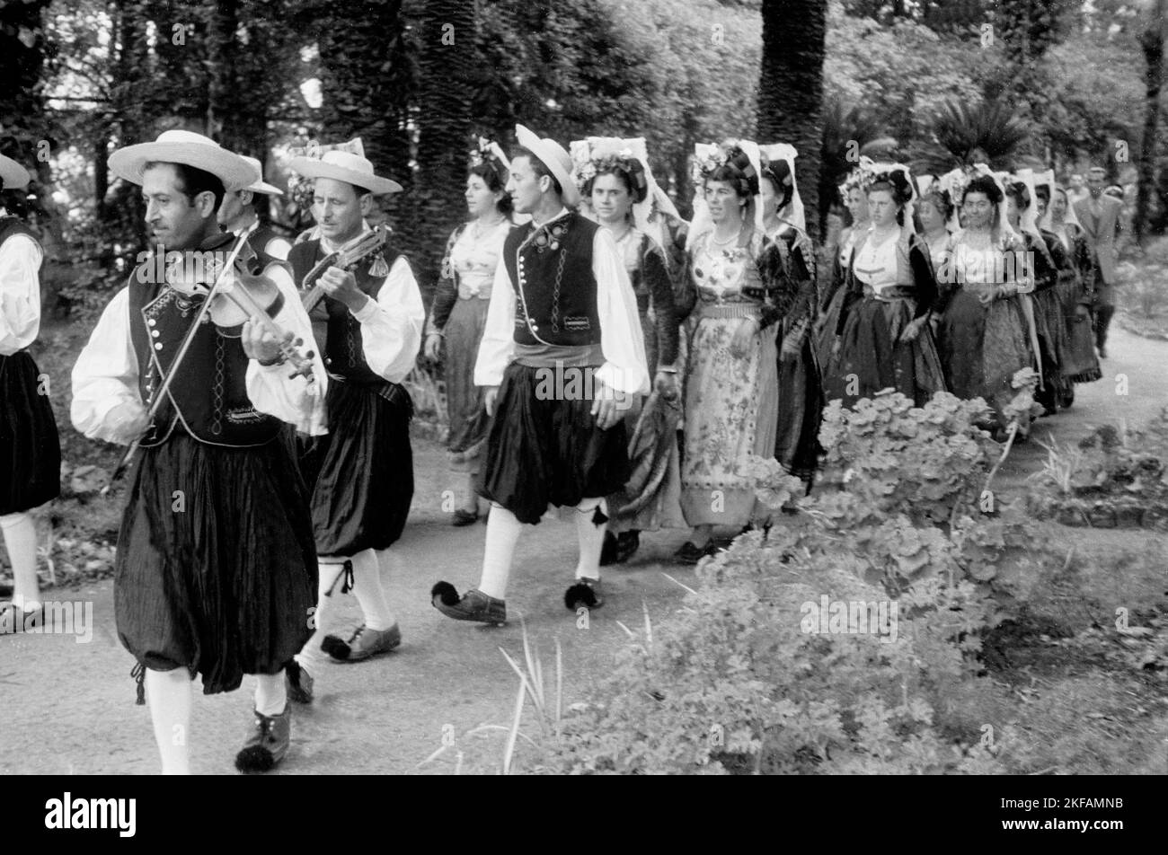 Eine griechische Folkloregruppe zieht auf, Griechenland 1950er Jahre. A