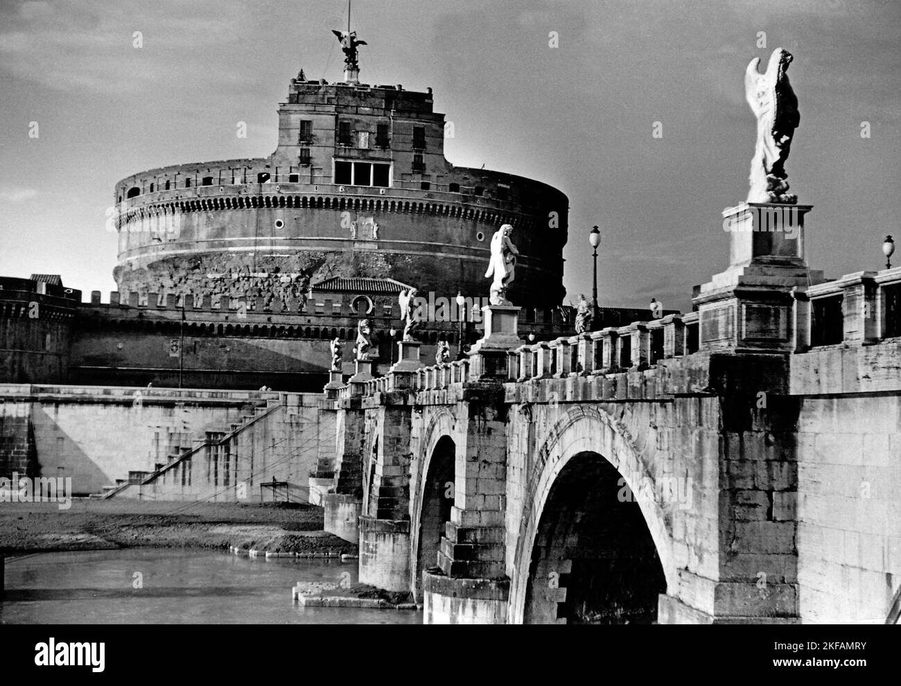 Italien in den 1950er Jahren - Blick auf die Engelsbrücke und die Engelsburg, bekannt als Castel Sant'Angelo in Rom, 1954. Italy in 1950s - view to St Angel Bridge and St Angel Castle known as Castel Sant'Angelo  in Rome, 1954. Stock Photo