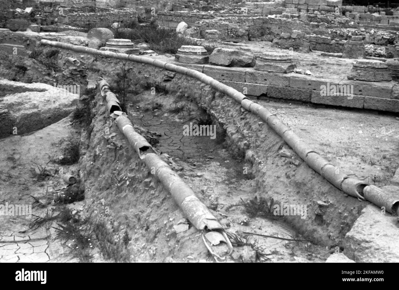 Überreste eines ausgetrockneten Kanals im Ruinenfeld von Olympia, Griechenland, 1950er Jahre. Remains of a dried out canal in the ancient city of Olympia, Greece, 1950s. Stock Photo