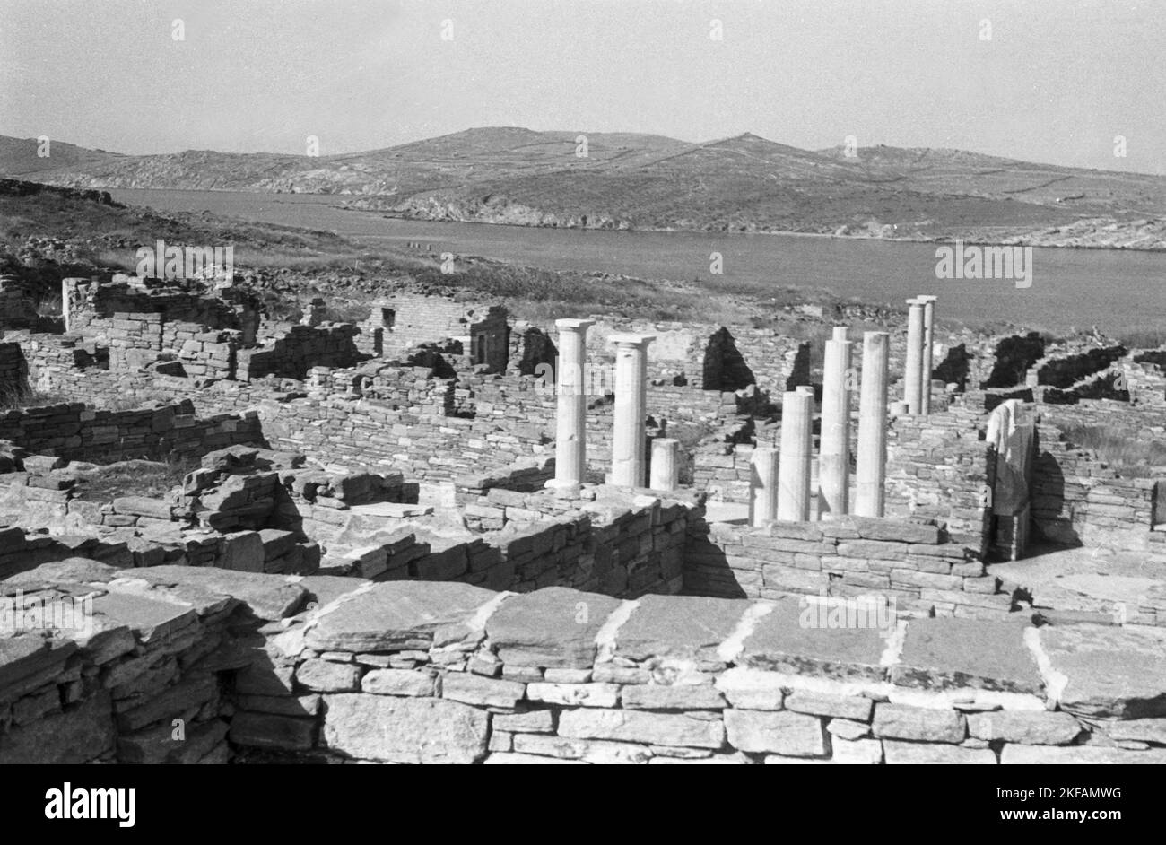 Griechenland - Blick von einem Hügel auf der Insel Delos, Kykladen, auf die archäologische Stätte, 1954. Greece - View from a hill on the island of Delos, Cyclades, to the archaeological site, 1954. Stock Photo