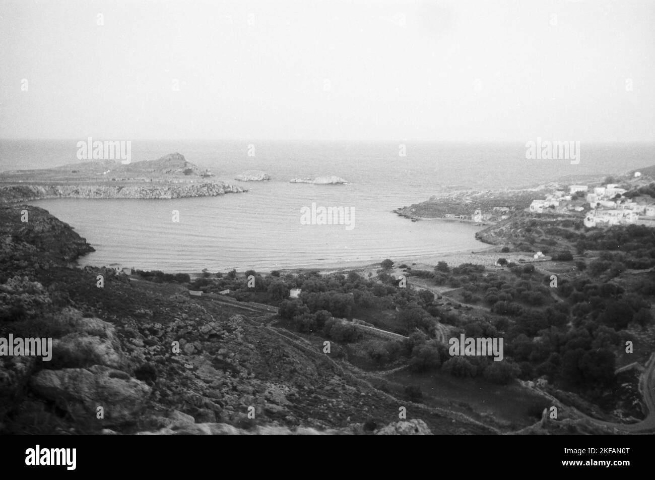 Blick von der Festung in Lindos auf Rhodos auf das Meer, Griechenland 1950er Jahre. View from the stronghold at Lindos on Rhodos to the water, Greece, 1950s. Stock Photo