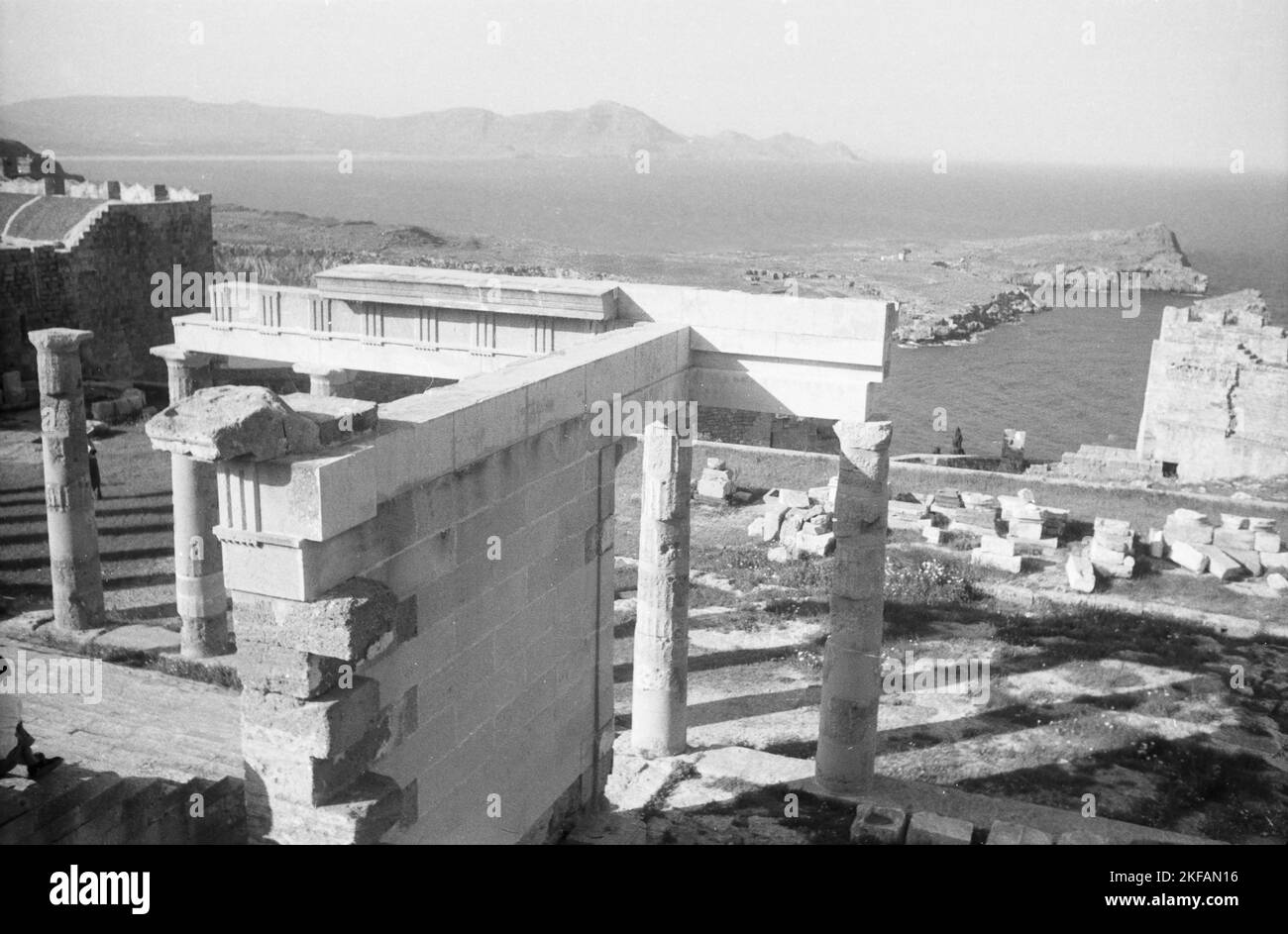 Blick von der Tempelanlage von Ialyssos auf Rhodos aufs Meer, Griechenland, 1950er Jahre. View from the temples of Ialyssos on Rhodos to the sea, Greece, 1950s. Stock Photo