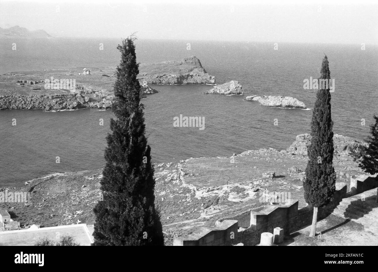 Blick von der Tempelanlage von Ialyssos auf Rhodos aufs Meer, Griechenland, 1950er Jahre. View from the temples of Ialyssos on Rhodos to the sea, Greece, 1950s. Stock Photo