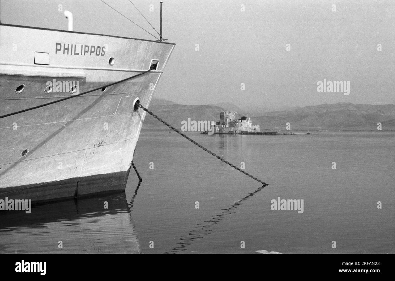 Das Schiff Philippos liegt vor einer kleinen Burginsel vor Anker, Griechenland 1950er Jahre. The vessel Philippos anchoring at a small island with a castle, Greece, 1950s. Stock Photo