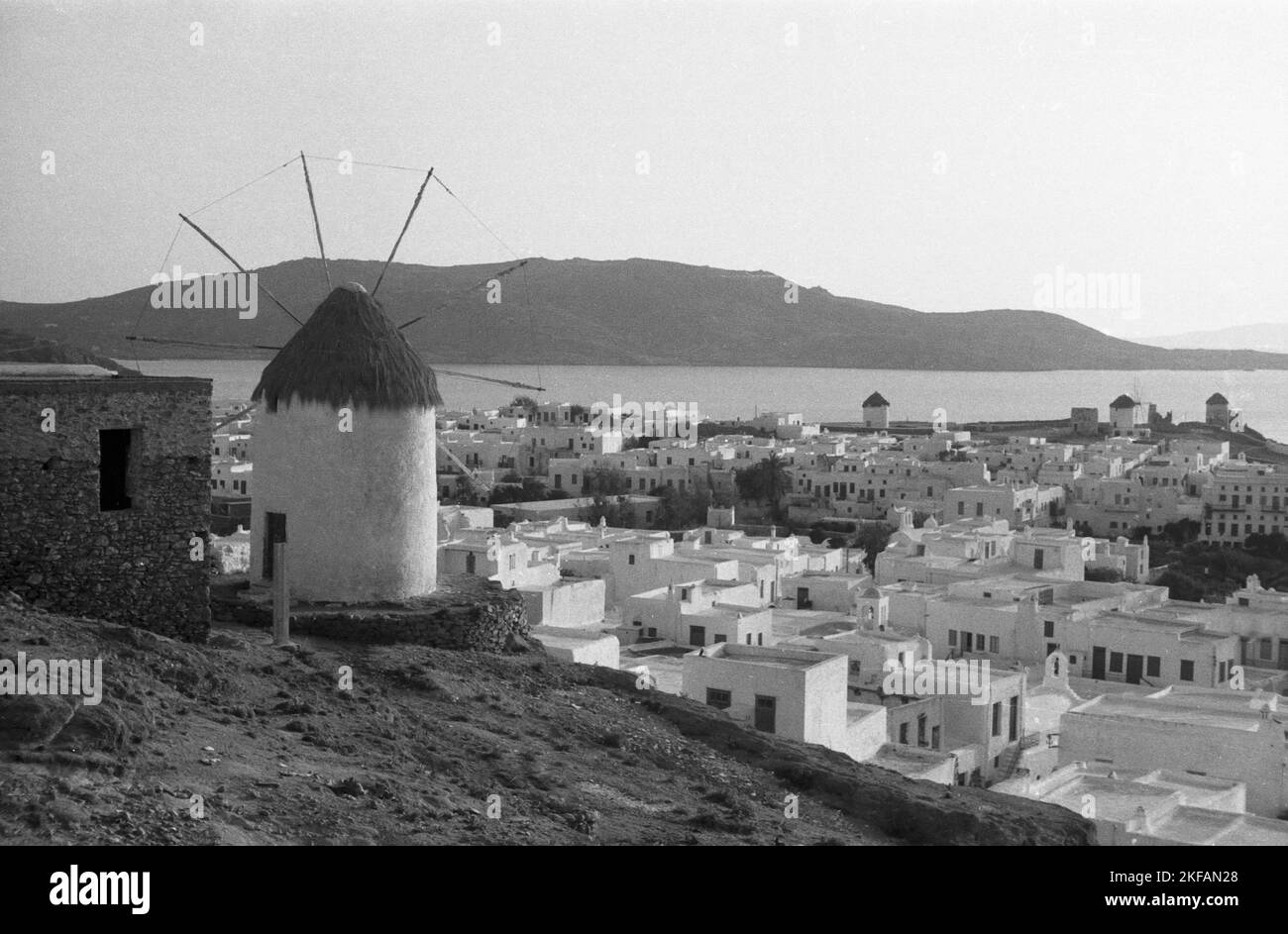 Griechenland - Eine Windmühle und ein Dorf als symbolisches Bild für Griechenland, 1954. Greece - A windmill and a village as a symbolic image for Greece, 1954. Stock Photo
