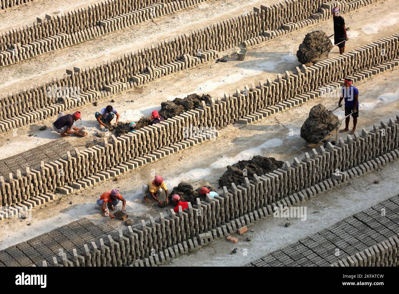 Munshigonj, Munshigonj, Bangladesh. 17th Nov, 2022. Workers are making