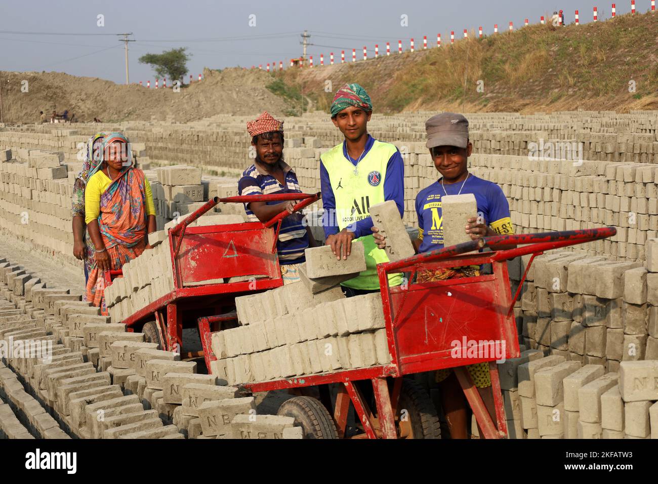 Munshigonj, Munshigonj, Bangladesh. 17th Nov, 2022. Workers are making