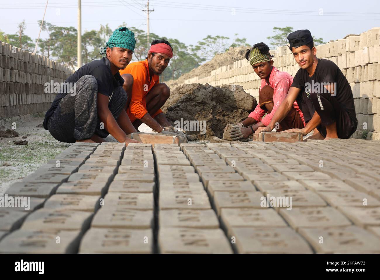 Munshigonj, Munshigonj, Bangladesh. 17th Nov, 2022. Workers are making