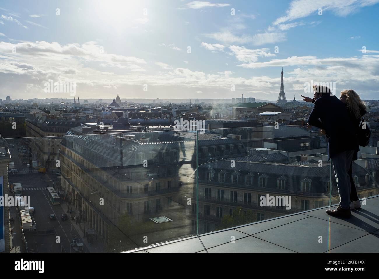 Paris, Ile de France, FRANCE. 17th Nov, 2022. A couple looks over the city of Paris with the Eiffeltower in the background from the roof of the Galeries Lafayette. (Credit Image: © Remon Haazen/ZUMA Press Wire) Stock Photo