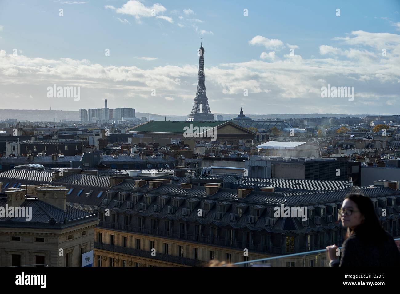 Paris, Ile de France, FRANCE. 17th Nov, 2022. A woman looks over the city of Paris with the Eiffeltower in the background from the roof of the Galeries Lafayette. (Credit Image: © Remon Haazen/ZUMA Press Wire) Stock Photo