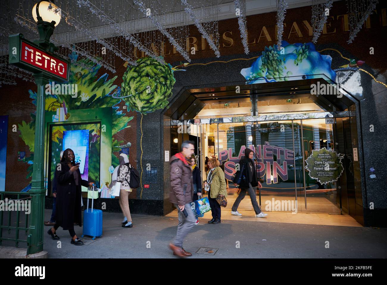 Paris, Ile de France, FRANCE. 17th Nov, 2022. People walks past the entree of the Galeries Lafayette with the entrance of the Parisian metro nearby. (Credit Image: © Remon Haazen/ZUMA Press Wire) Stock Photo