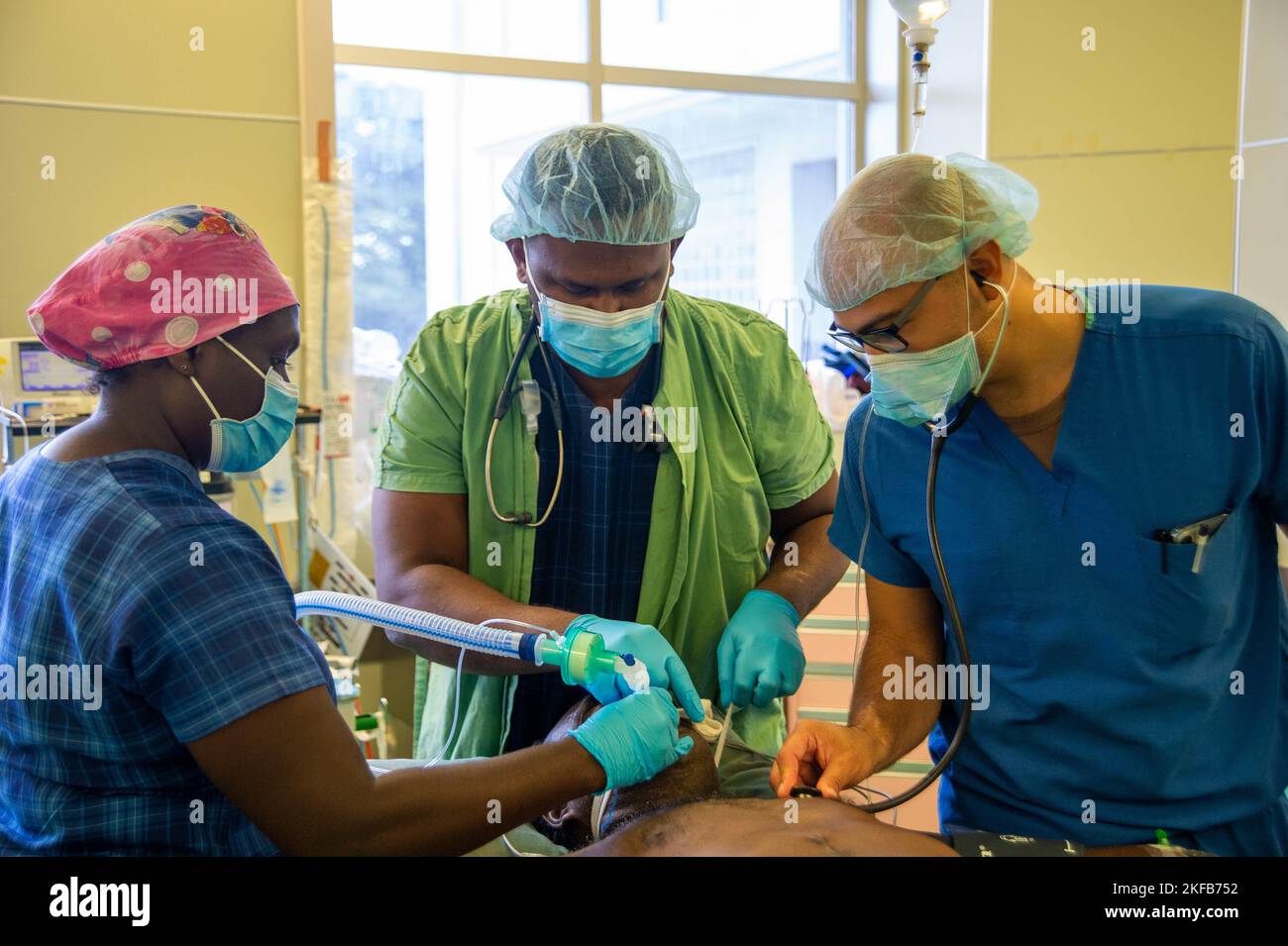 GIZO, Solomon Islands (Sept. 1, 2022) — Lt. Edgar Zamora, from Greensboro, North Carolina, right, and Eddie Sui, a Solomon Islands general medical officer, middle, intubate a local patient at the Gizo Medical Hospital during Pacific Partnership 2022. Now in its 17th year, Pacific Partnership is the largest annual multinational humanitarian assistance and disaster relief preparedness mission conducted in the Indo-Pacific. Pacific Partnership is a unifying mission that fosters enduring friendships and cooperation among many nations. The year’s mission in Solomon Islands will include participants Stock Photo