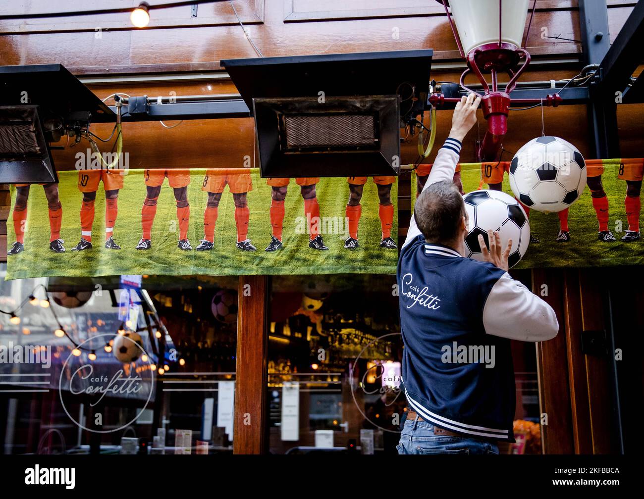 APELDOORN - A cafe has been decorated in the run-up to the World Cup in Qatar. The Dutch national team will play its first group match against Senegal on November 21. ANP SEM VAN DER WAL netherlands out - belgium out Stock Photo