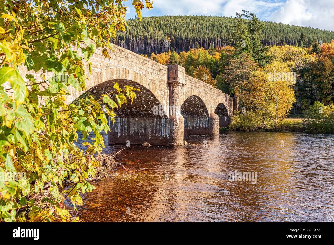 Autumn colours by Old Royal Bridge opened by Queen Victoria in 1885 over the River Dee at Ballater, Aberdeenshire, Scotland UK Stock Photo