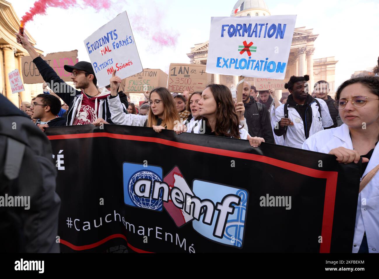 manifestation des étudiants et internes de médecine contre la nouvelle réforme des études de médecine, avec la participation du syndicat MG France Stock Photo