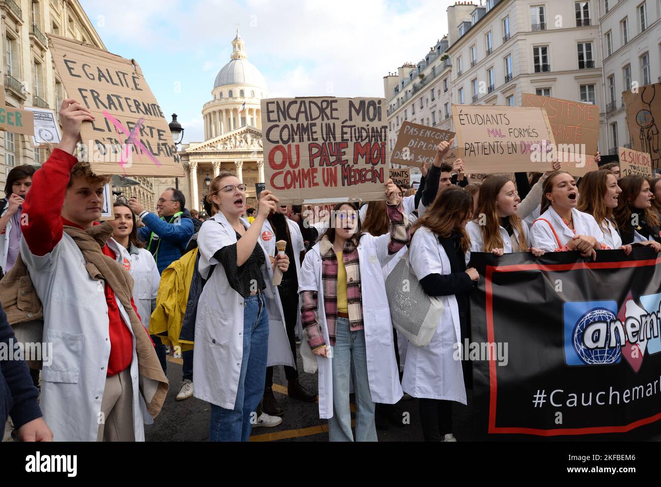 manifestation des étudiants et internes de médecine contre la nouvelle réforme des études de médecine, avec la participation du syndicat MG France Stock Photo