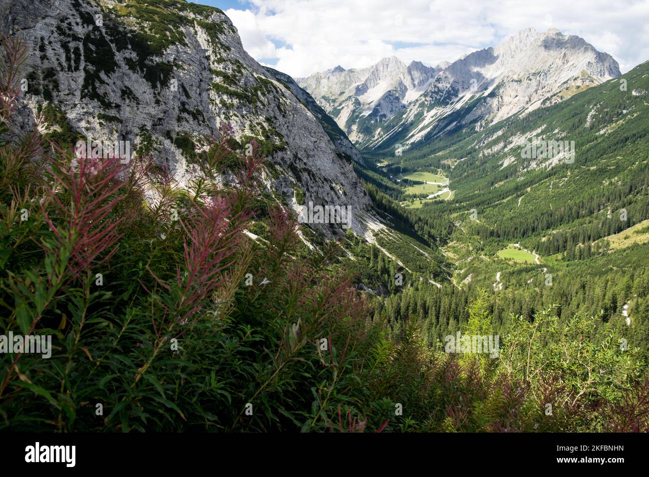 Foto vom Karwendelhaus ins Karwendeltal Stock Photo