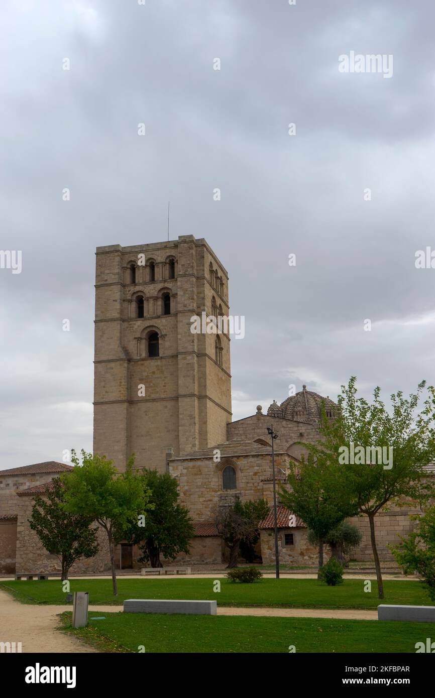 Holy Church Cathedral of the Saviour of Zamora, Spain Stock Photo Alamy
