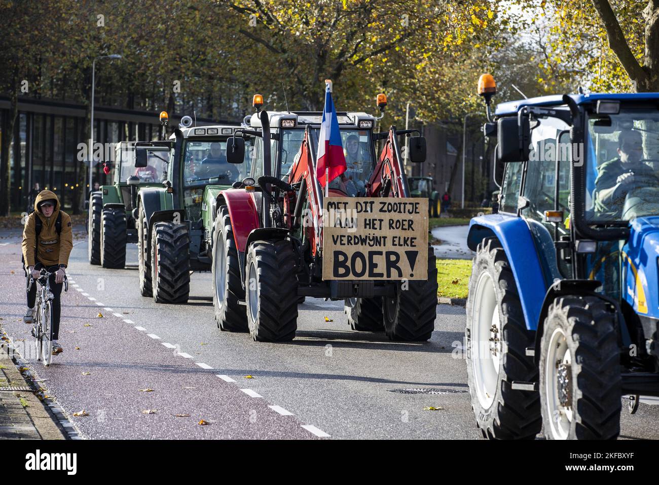 Demonstrating farmers with tractors at the Provincial House in Zwolle. The farmers have set an ultimatum. They want the Provincial Executive of Overijssel to adjust the nitrogen rules, otherwise tougher actions will follow. In Zwolle, the Netherlands, 16 November 2022. ANP VINCENT JANNINK netherlands out - belgium out Stock Photo