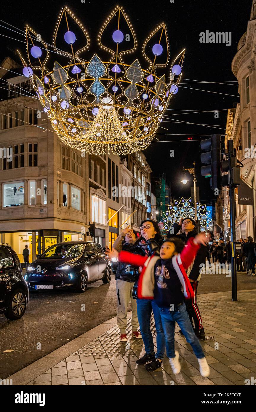 London, UK. 17th Nov, 2022. Enjoying the lights at the Fenwicks store