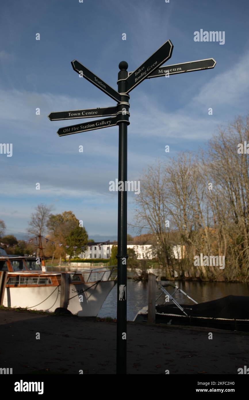 Henley-on-Thames, Sign post to Museum, Toilets, Bowling Green,Station, Town Centre and Old Fire Station Gallery. Stock Photo