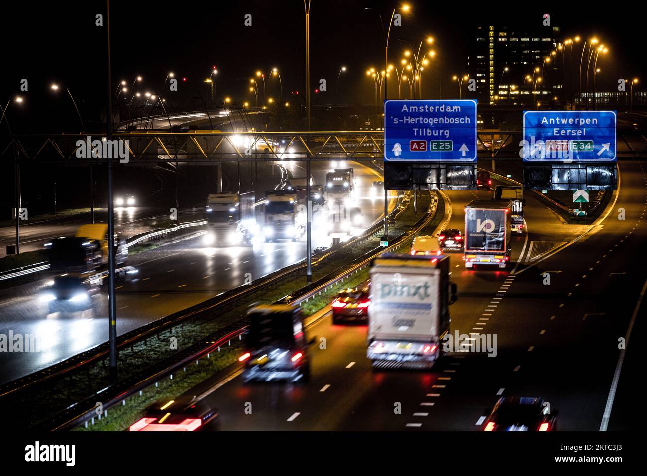 EINDHOVEN Crowds on the A2 motorway near Eindhoven. Rijkswaterstaat and KNMI expect a very
