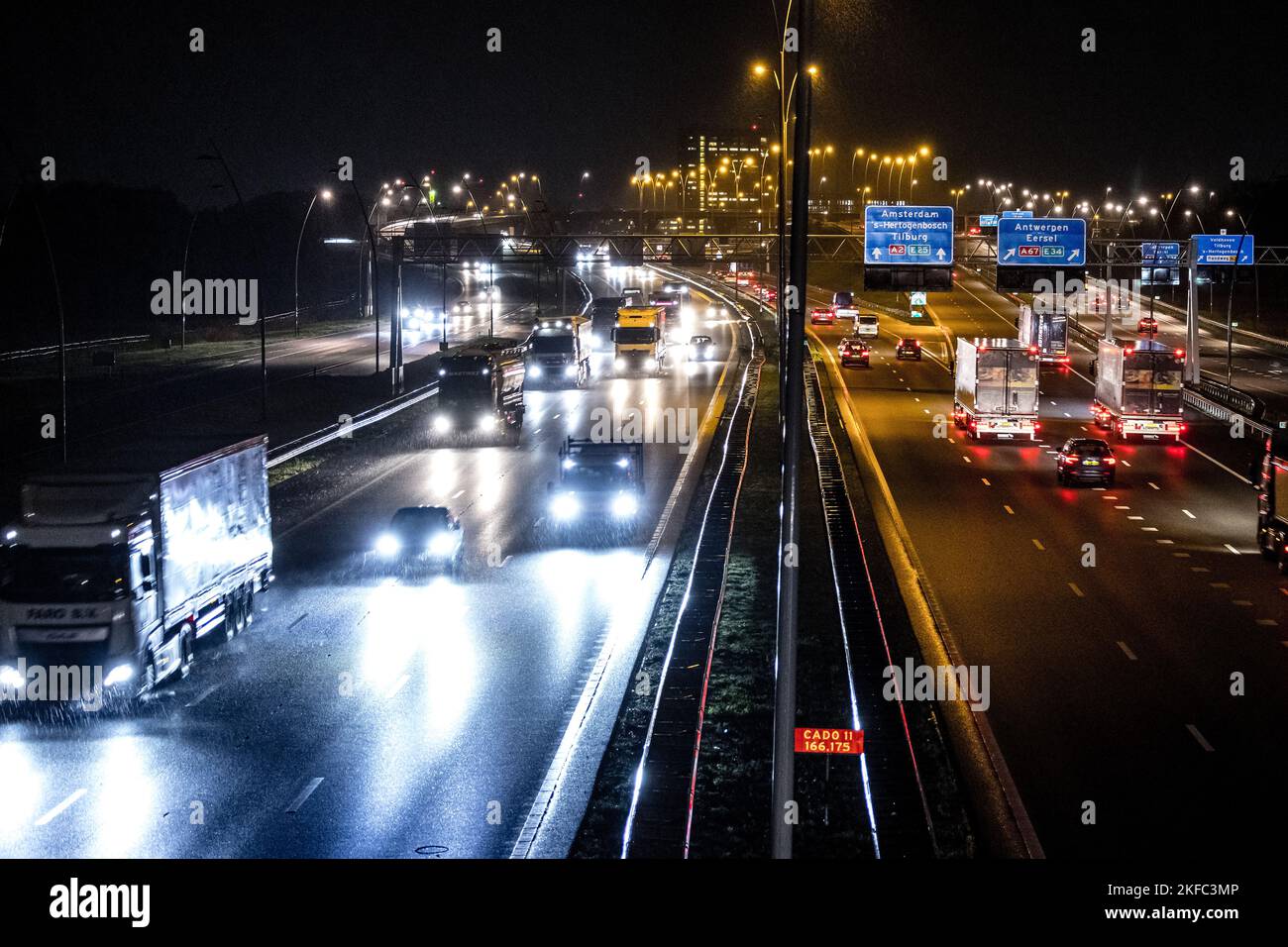 EINDHOVEN Crowds on the A2 motorway near Eindhoven. Rijkswaterstaat and KNMI expect a very