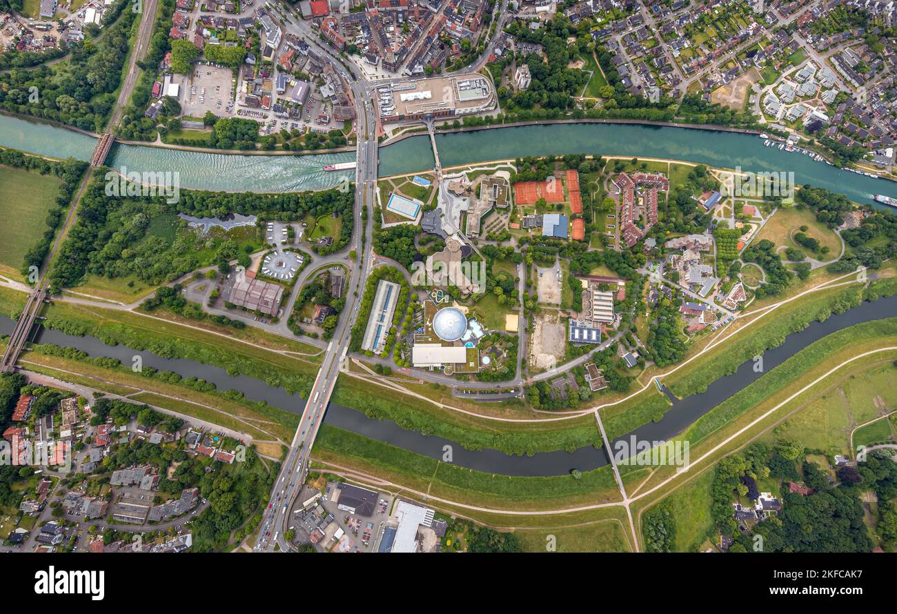 Luftbild, Senkrechtaufnahme, Freizeitbad Atlantis, Gymnasium Petrinum, VHS mit Stadtbibliothek zwischen Fluss Lippe mit Lippeaue und Wesel-Datteln-Kan Stock Photo