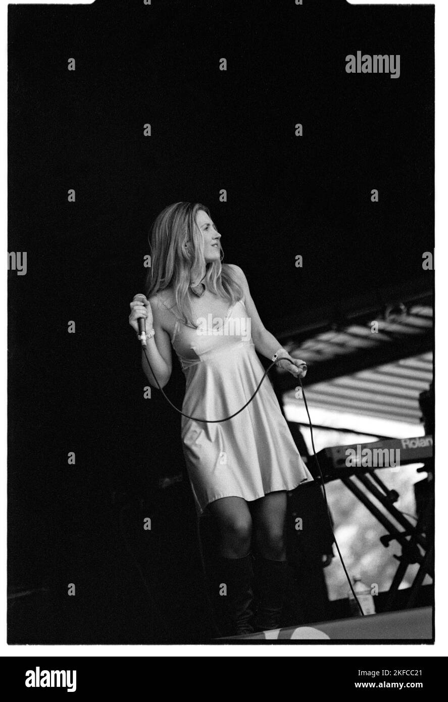 SARAH CRACKNELL, SAINT ETIENNE, GLASTONBURY 94: Singer Sarah Cracknell of Saint Etienne on the Pyramid Stage at Glastonbury Festival, Pilton, England, June 26 1994. Photograph: ROB WATKINS.  INFO: Saint Etienne is a British band formed in 1990, known for their blend of indie pop, electronica, and dance music. With hits like 'Only Love Can Break Your Heart,' they became influential in the 1990s alternative music scene. Stock Photo