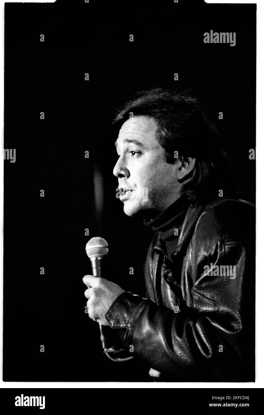 BILL HICKS, LIVE STANDUP, UK, 1992: Standup comedy legend Bill Hicks (1961-94) on his Relentless UK Tour performing live to a sellout crowd at the Great Hall, Cardiff University, Wales, UK, 17 November 1992. Photograph: ROB WATKINS.   INFO: Bill Hicks, a comedic genius of the '80s and '90s, challenged societal norms with his sharp wit and incisive social commentary. His fearless stand-up routines tackled politics, religion, and existentialism, leaving audiences both laughing and contemplating the complexities of the human experience. Stock Photo