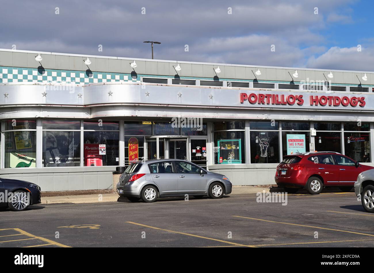 Streamwood, Illinois, USA. A full drive-up lane at a Portillo's restaurant location in suburban Chicago. Stock Photo