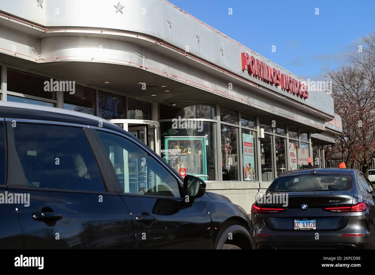 Streamwood, Illinois, USA. A full drive-up lane at a Portillo's restaurant location in suburban Chicago. Stock Photo