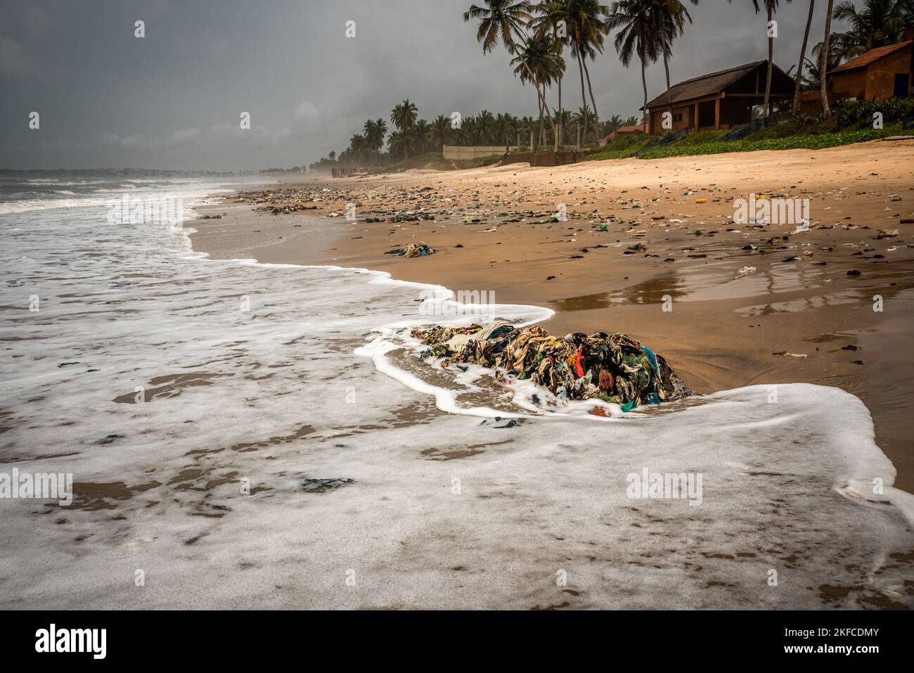 the-sad-sight-of-a-polluted-ghanaian-beach-stock-photo-alamy