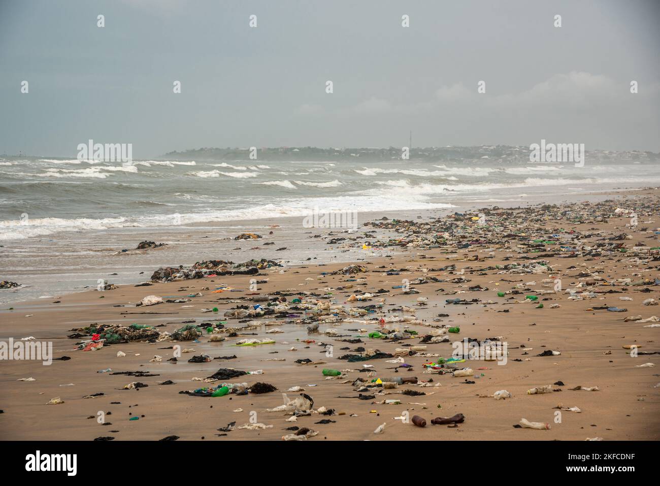 the-sad-sight-of-a-polluted-ghanaian-beach-stock-photo-alamy