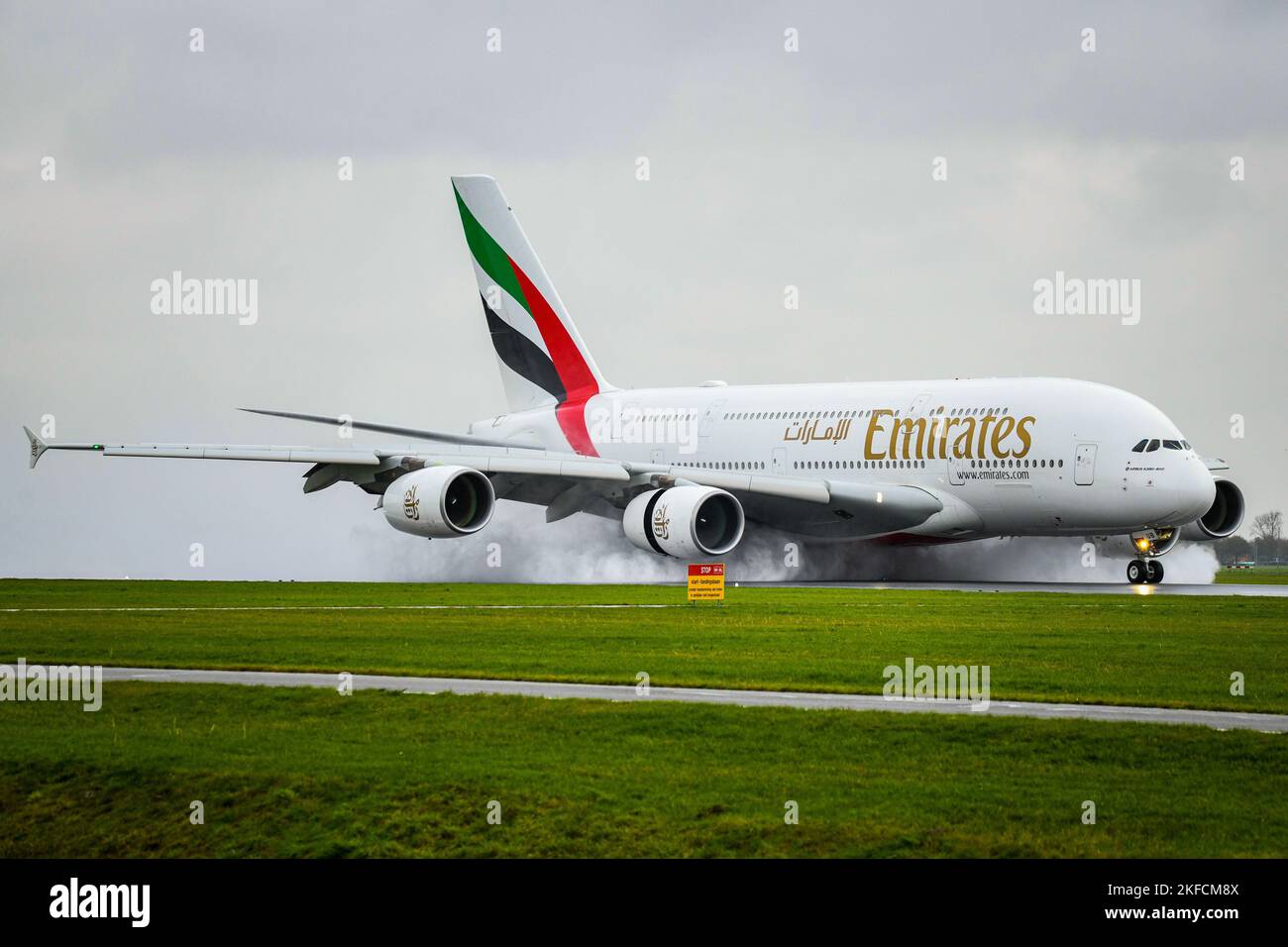 An Emirates Airbus A380 landing on the Polderbaan at Schiphol. ANP/Hollandse Hoogte/Josh Walet netherlands out - belgium out Stock Photo