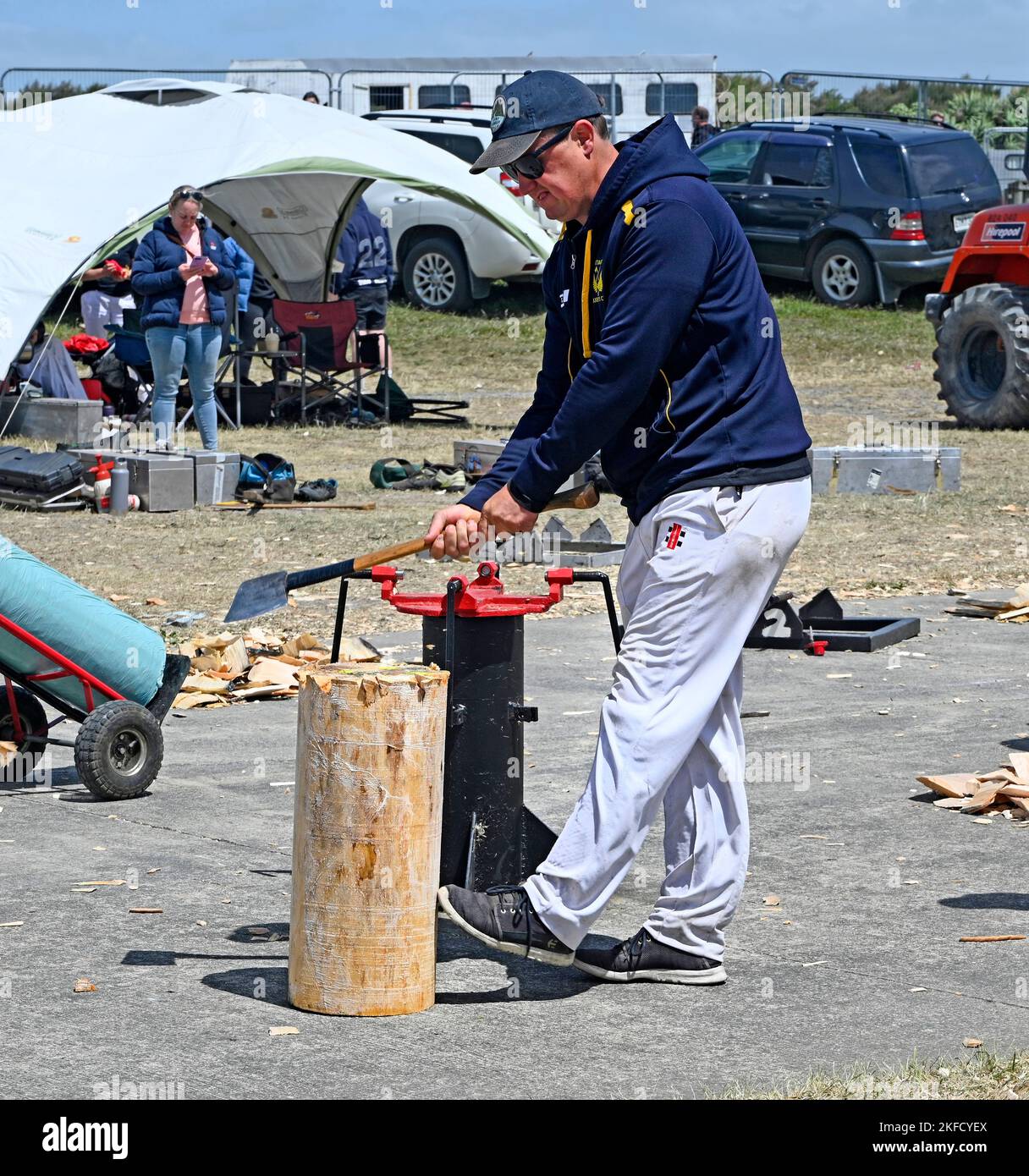 Wood chopping competition hires stock photography and images Alamy