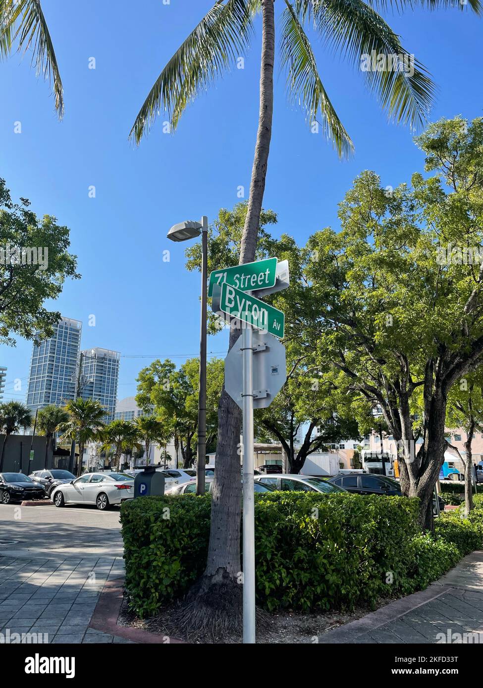 A green street sign in Miami in a parking lot Stock Photo - Alamy
