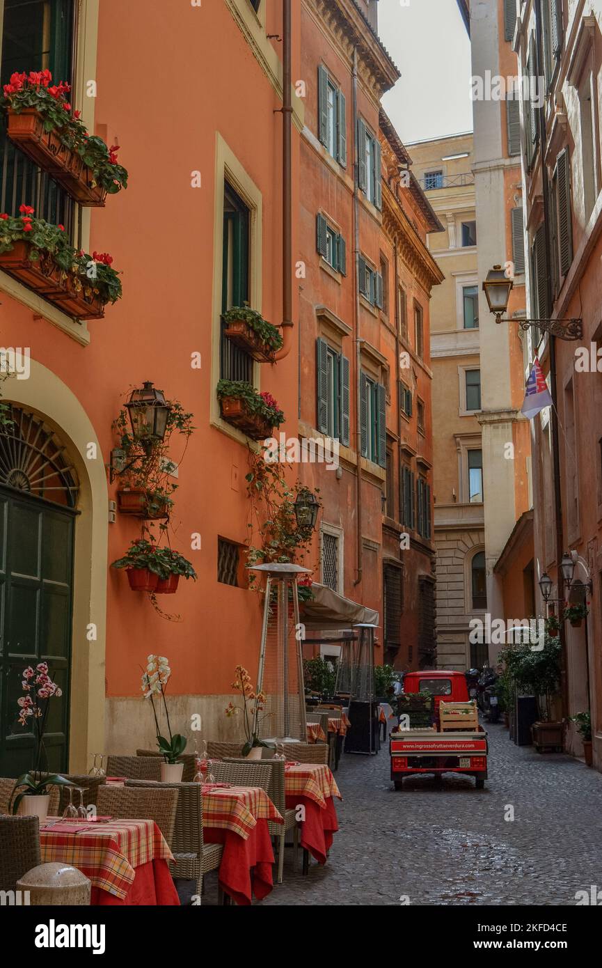 Rome italy restaurant street tables hi-res stock photography and images ...