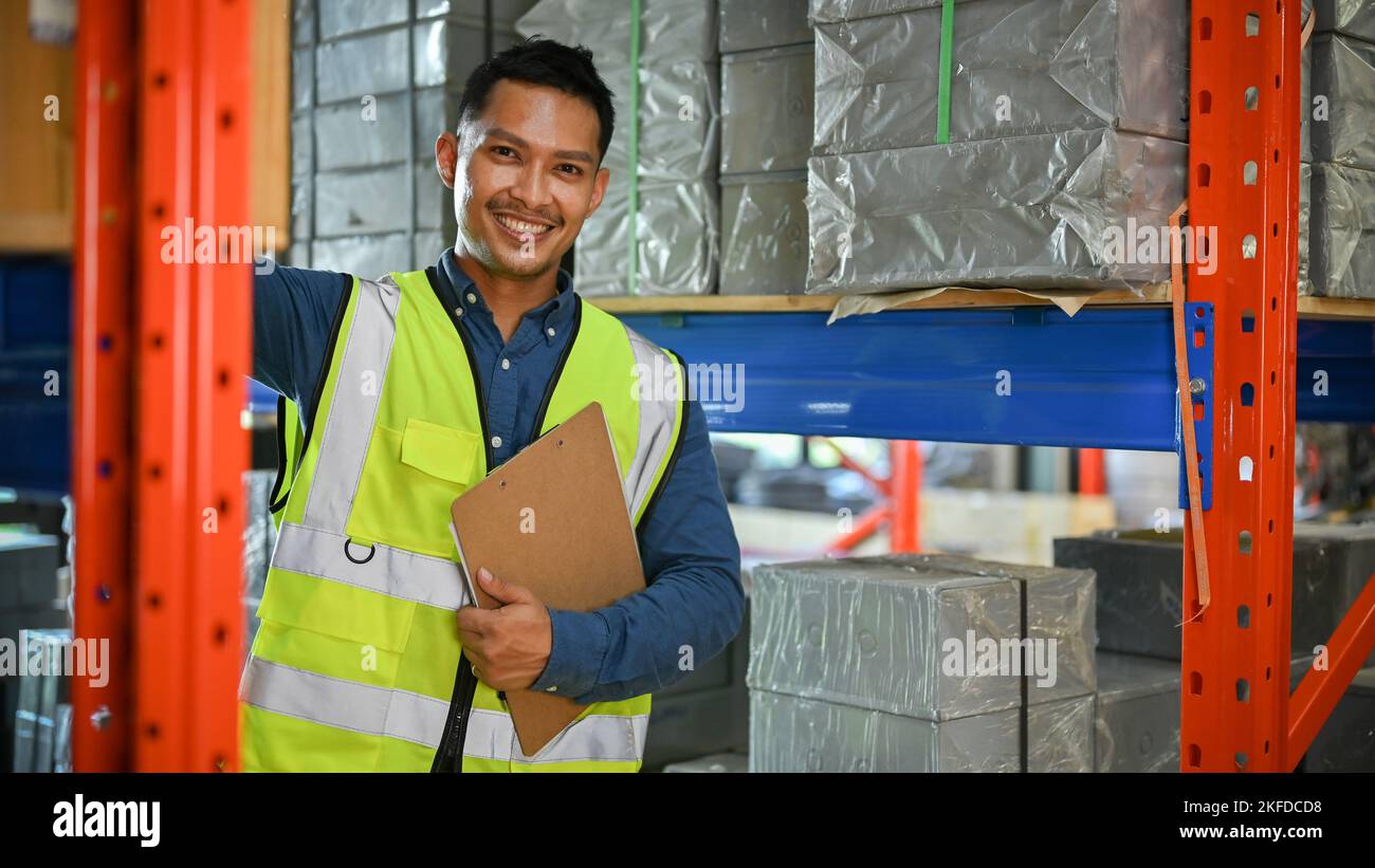 Asian male supervisor clipboard hi-res stock photography and images - Alamy