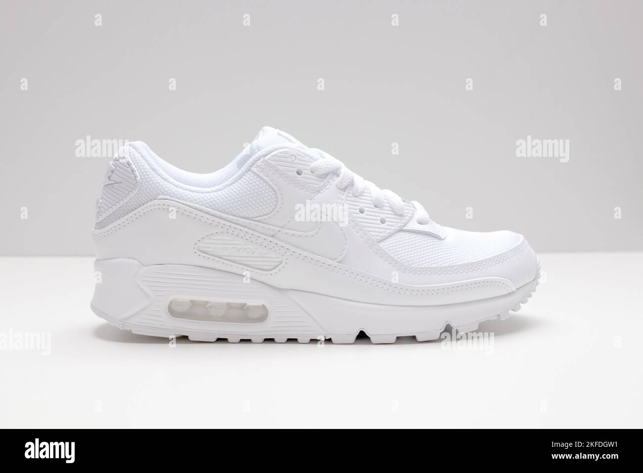 air max 90 triple white